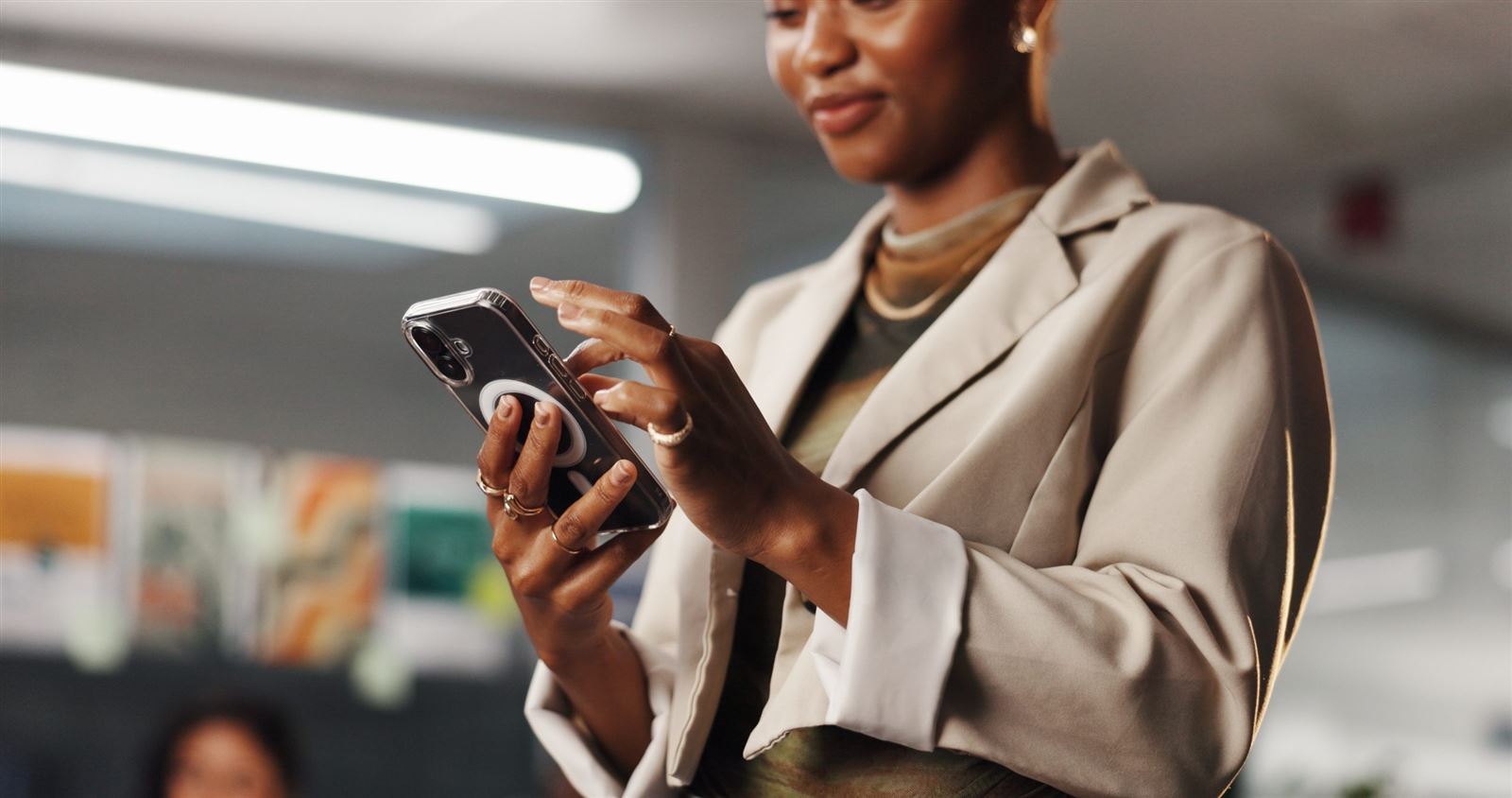 Utente che naviga sui social da smartphone